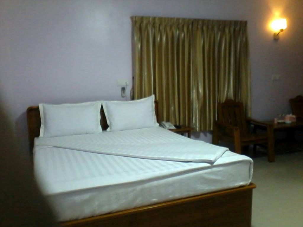 Aung Tha Pyay Hotel 3 Янгон Стая снимка
