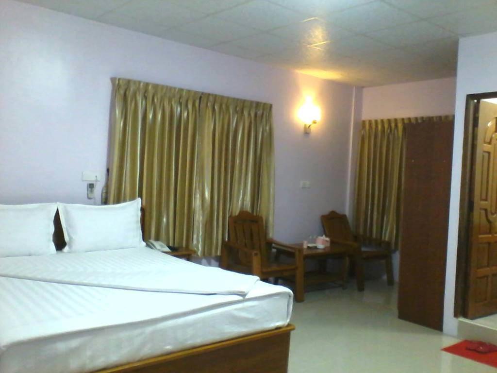 Aung Tha Pyay Hotel 3 Янгон Стая снимка